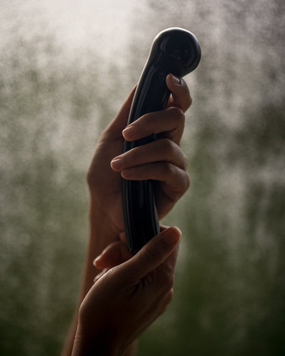 Hand holding a Kristalldildo